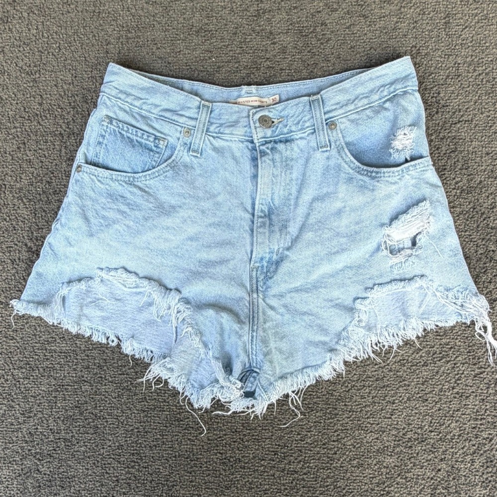 Levi Strauss High‎ Waisted Mom Shorts Light Wash Distressed Denim Size 30